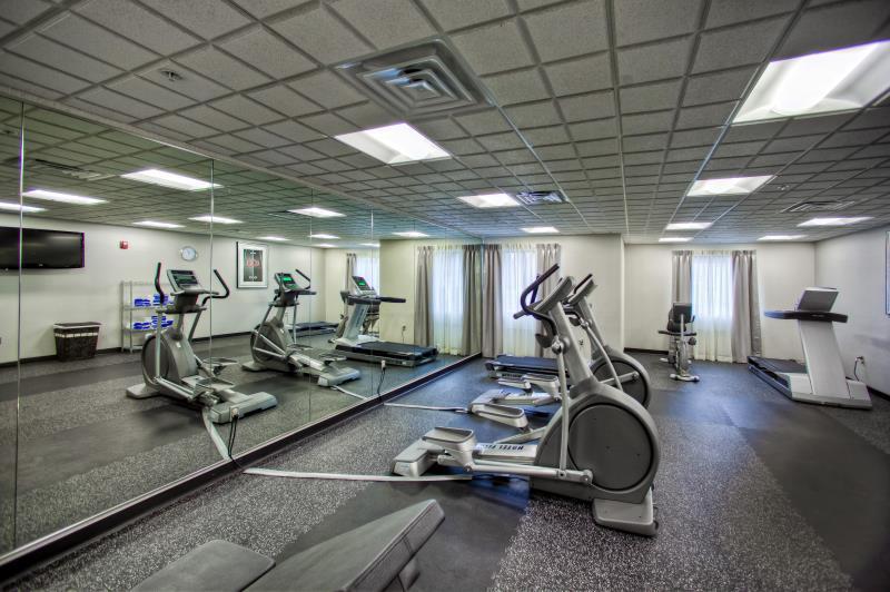 Holiday Inn Express & Suites Cleveland/Westlake By Ihg Екстериор снимка