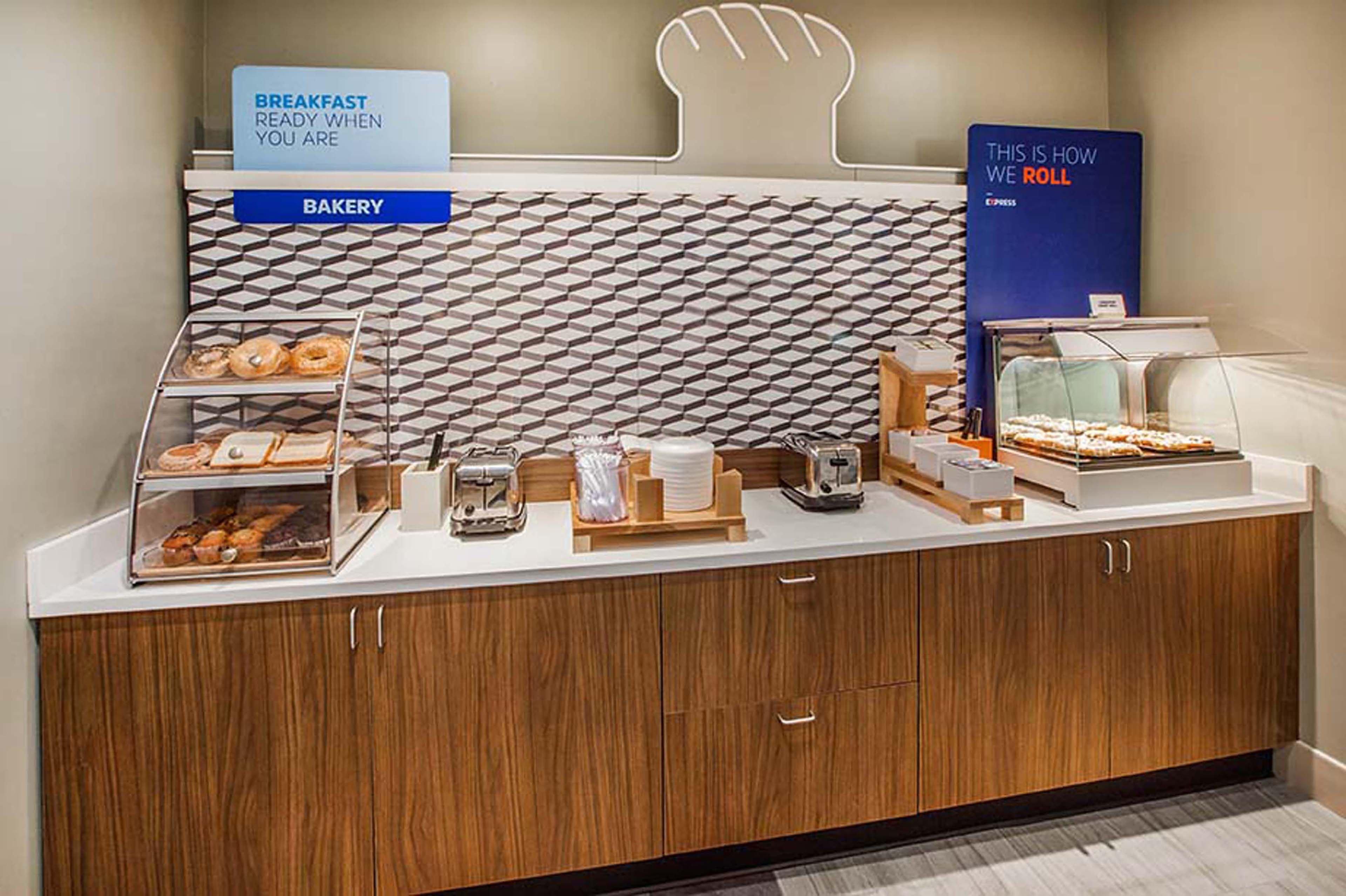 Holiday Inn Express & Suites Cleveland/Westlake By Ihg Екстериор снимка